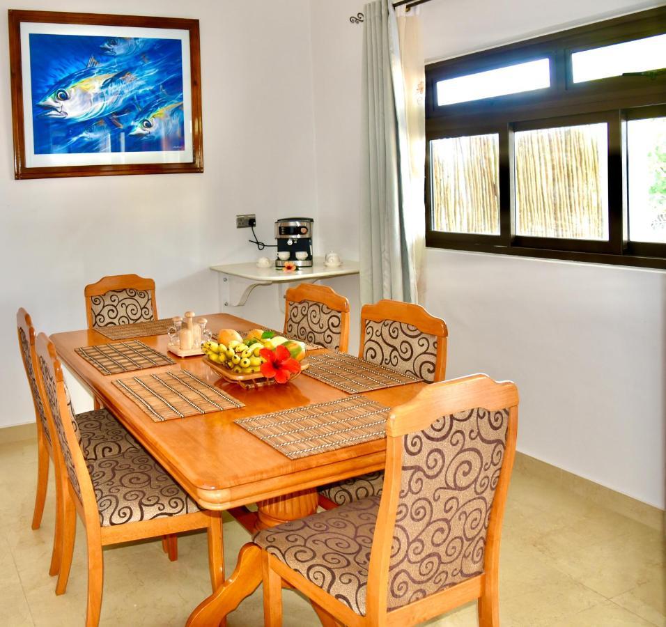 Sea Splash Self Catering And La Petite Maison 그랑당스 외부 사진